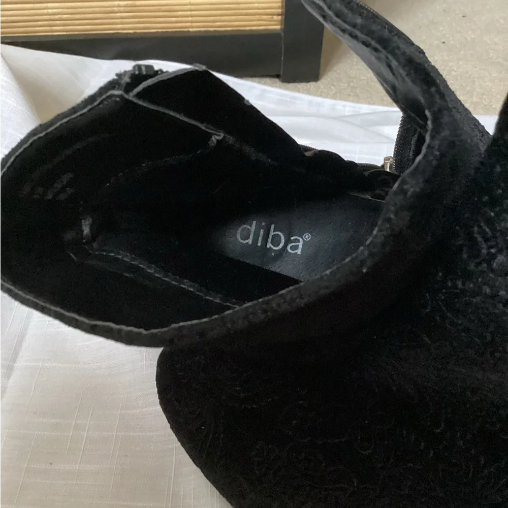 DIBA paisley embossed velvet ankle boots Sz 9.5 black EUC Danica boot